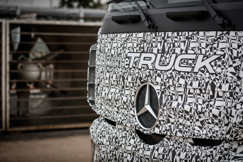 Illustration for article titled The First Electric Big Rig Is A 26-Ton Hauler From Mercedes With Zero Emissions